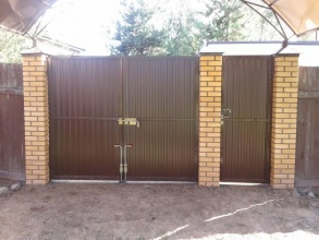 профнастил с распашными воротами - пример 11 фото в Уваровке