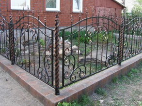 Кованые заборы на ленточном фундаменте 60 метров фото цена за метр под ключ