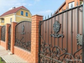Кирпичный забор с ковкой  150 метров фото в Уваровке