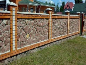 Кирпичный забор с камнем 12 метров фото в Уваровке