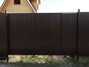 Ворота из профнастила откатные - пример 11 фото в Уваровке
