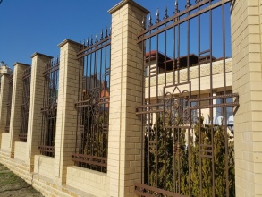 Кирпичный забор с ковкой  10 метров фото в Уваровке