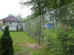 Забор из сетки рабицы в натяг 18 метров фото цена под ключ