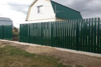 Забор из евроштакетника на ленточном фундаменте 70 метров фото в Уваровке