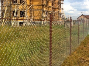 Забор из сетки рабицы в натяг с протяжкой арматуры 15 соток фото недорого под ключ