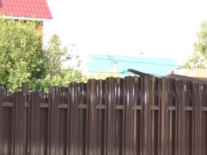Забор из евроштакетника на ленточном фундаменте 10 метров фото в Уваровке